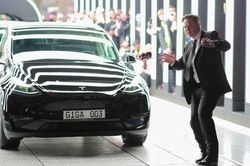 Tỷ phú Elon Musk nhảy cực bốc ở siêu nhà máy ô tô 5,5 tỷ USD