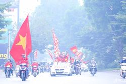 Cổ động viên Việt Nam diễu hành 'tiếp lửa' tuyển Việt Nam đấu Oman