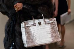 Góc ngược đời: Khách hàng phải nịnh nhân viên bán hàng mới được mua túi Hermès