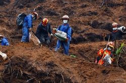 Tìm thấy mảnh vỡ nghi là động cơ máy bay Trung Quốc gặp nạn