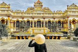 Đi miền Tây không check-in ngôi chùa kiến trúc Đông - Tây độc lạ này là tiếc lắm