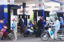 Giá xăng dầu giảm nhờ thuế, giá hàng hóa khác có về mức cũ?