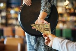 Vì sao ở Mỹ không vui cũng phải tip?
