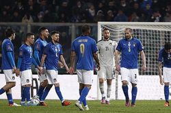 Lỡ hẹn World Cup, tuyển Ý bị người Anh mỉa mai: 'It's coming Rome'