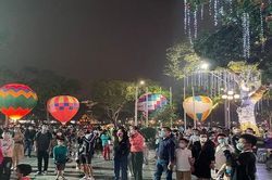 Người Hà Nội hào hứng đi xem khinh khí cầu