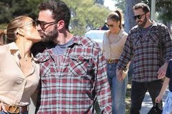 Jennifer Lopez trẻ trung như mới U40, hôn say đắm 'Người Dơi' Ben Affleck trên phố