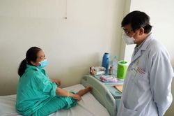 Người phụ nữ khổ sở vì khối bướu nặng 5kg bên ngực phải