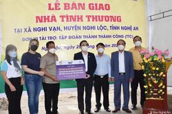 Ủy ban MTTQ Thành phố Hồ Chí Minh trao nhà tình thương cho hộ nghèo tỉnh Nghệ An