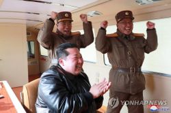 Hình ảnh nhà lãnh đạo Kim Jong-un thị sát phóng tên lửa ICBM mới
