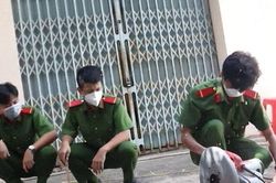Vĩnh Long: Tiêu hủy nhiều vũ khí thô sơ, tự chế và công cụ hỗ trợ