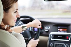 Kinh nghiệm tấp xe ô tô vào lề phải an toàn khi đường đông