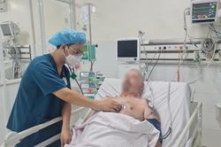 Cứu kịp thời phi công người Australia bị nhồi máu cơ tim cấp