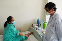 Mổ cấp cứu cho người phụ nữ mang khối u vú khổng lồ nặng 5kg