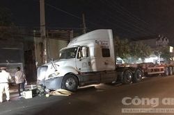 Bình Dương: Xe máy 'chui' gầm container, 1 người chết, 1 người nhập viện