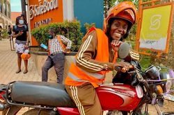Người phụ nữ lái xe máy phá vỡ cấm kỵ ở Uganda