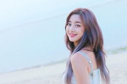 Những món đồ đơn giản để có vẻ ngoài sành điệu quyền lực như Jihyo Twice