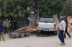 Xe biển xanh lao vào quầy bán hoa quả, 2 người tử vong