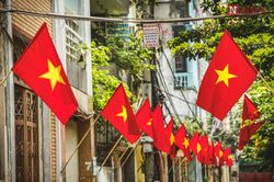 Treo cờ mừng ngày giải phóng
