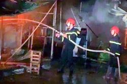 Bà hỏa 'ghé thăm' lúc rạng sáng, 40 kiốt bị thiêu rụi