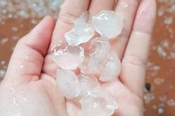 Mưa đá trút xuống Đà Lạt, ngập cục bộ