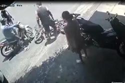 Clip 2 thanh niên trộm xe đạp điện, bị chủ nhà phát hiện còn đôi co