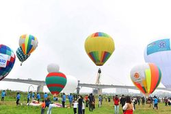 Tạm dừng bay khinh khí cầu vì thời tiết xấu
