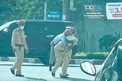 Cảnh sát cõng người đàn ông bị say nắng ngã giữa đường