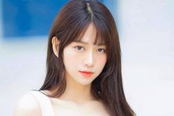 Lê Bống chuộng mặc mốt áo tắm ngược gây tranh cãi