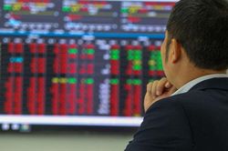 Nhà đầu tư ồ ạt bán tháo, Vn-Index giảm mạnh hơn 15 điểm