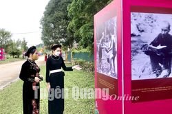 Triển lãm tranh cổ động 'Bác Hồ với Tuyên Quang'