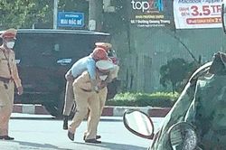 Xúc động hình ảnh CSGT cõng người ngất xỉu vì say nắng