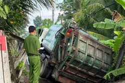Xe chở rác 15 tấn làm sập cầu tải trọng chỉ 3,5 tấn