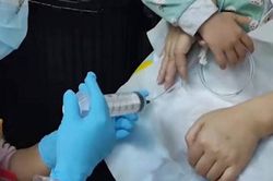 Bé trai cắn nhiệt kế, nuốt thủy ngân và tác hại rợn người