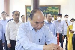 Chủ tịch nước dâng hương tưởng niệm cụ Phó bảng Nguyễn Sinh Sắc