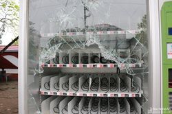 Điều tra, xử lý các đối tượng đập phá máy bán hàng tự động tại TP Vinh