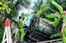 Cần Thơ: Cầu 3,5 tấn sập khi xe rác 15 tấn đi qua