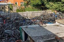 Người đàn ông trộm 500 xe đạp về chất đầy sân, nhìn thấy cả từ vệ tinh
