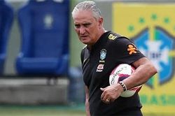 HLV tuyển Brazil xin lỗi Arsenal