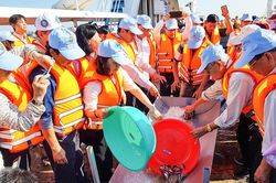 Tiếp tục phối hợp thả cá phóng sinh