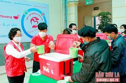 Phát miễn phí 150 suất cháo cho các bệnh nhân