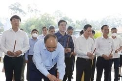 Chủ tịch nước dâng hương tưởng niệm cụ Phó bảng Nguyễn Sinh Sắc