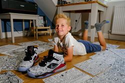 Từng bị chê vẽ nguệch ngoạc, cậu bé ở Anh được Nike mời ký hợp đồng