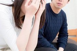 Không làm ra tiền, vợ bất lực nhìn chồng qua lại với tình cũ