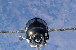 Tàu Soyuz mang phi hành gia Mỹ và Nga trở về Trái Đất