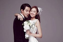 Gong Hyo Jin nhận hoa cưới từ Son Ye Jin