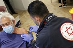 Chuyên gia y tế khuyến nghị người trên 50 tuổi thận trọng khi tiêm mũi vaccine thứ 4