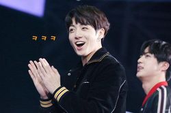 Bị antifan bình luận thô bẩn, Jungkook BTS đáp gì mà ARMY vỗ tay rần rần