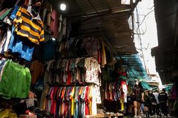 Hàng 'second hand' lên ngôi thời bão giá