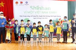 Đoàn Thanh niên Thông tấn xã Việt Nam tặng quà tại xã Trung Yên