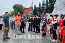 Giao lưu phi công khinh khí cầu với học sinh tại Quảng trường Nguyễn Tất Thành